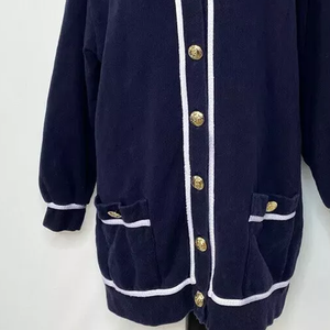 Cardigan en tricot d'hiver St. John Sport en laine/cachemire bleu marine et blanc, col en V, boutons sur le devant, avec boutons dorés et poches plaquées - Product Image 6