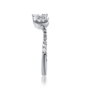 Bague de fiançailles élégante en or blanc de qualité supérieure avec design en feuille d'or, diamant solitaire rond et pierres d'accentuation marquise - Product Image 3