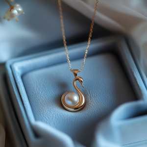 จี้ห้อยคอรูปหงส์แห่งความรักประดับมุกน้ำจืด เงินแท้ 925 ชุบทอง 18K ยี่ห้อ Hallmark - Product Image 1