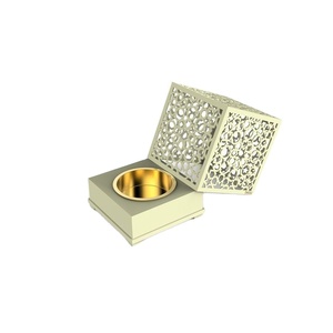 Quemador de incienso de cerámica de forma cuadrada con intrincado diseño dorado elegante difusor de fragancia para el hogar - Product Image 1