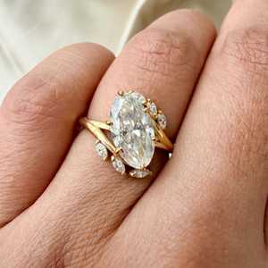 Bague de fiançailles en or massif 14 carats avec diamant ovale de 5,00 carats, cultivé en laboratoire, à double sangle croisée, bijoux fins pour amoureux - Product Image 5