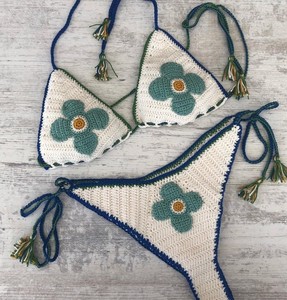 Ensemble de bikini au crochet ; Bikini au crochet blanc ; Bikini à motif floral - Product Image 1