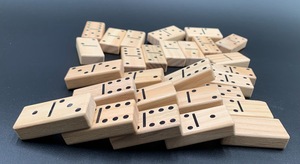 Juego de Dominó Doble Seis de Madera de Colores ILAHI, 28 Piezas, Ecológico, Tallado y Grabado, Diseño Antiguo, Caja Rectangular Alta de Madera - Product Image 2