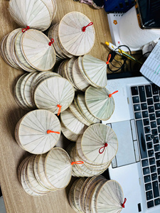 หมวกทรงกรวยทำมือจากใบปาล์มไม้ไผ่ รูปทรงคลาสสิก สำหรับตกแต่งตามประเพณีและการจำหน่ายเชิงพาณิชย์ - Product Image 6