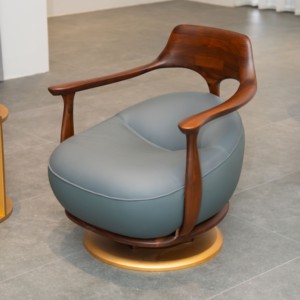 Fauteuil pivotant moderne en bois de noyer du Vietnam avec siège rembourré en cuir noir et base en métal doré, mobilier d'hôtel PISANO - Product Image 1