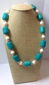 Collar con Colgante de Resina y Cuentas, Hecho a Mano con Brillo y Láminas Metálicas, Joyería Moderna y Bonita para Mujeres y Niñas - Product Image 3