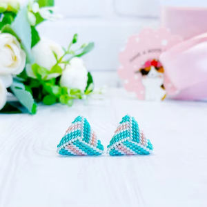 Boucles d'oreilles clous en perles de rocaille bleues et roses pour femme, cadeau de Noël, perles triangulaires, minimalistes, géométriques, délicates - Product Image 1