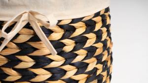 Panier en jacinthe d'eau de couleur naturelle combiné à un panier de rangement noir fait main, vente en gros, écologique, fabriqué au Vietnam - Product Image 5