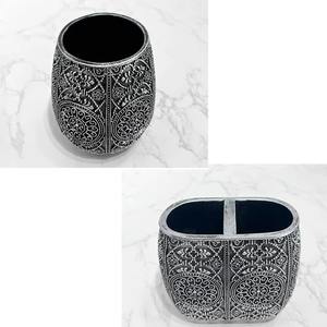 Ensemble d'accessoires de salle de bain au design élégant noir et blanc pour l'accueil des invités, la décoration festive et une présentation élégante sur la coiffeuse - Product Image 6