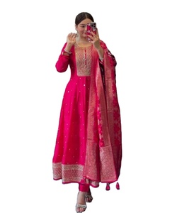 Vestido de Novia Étnico Indio de Invierno, Estilo Anarkali, con Bordado Intenso y Lentejuelas, Salwar Kameez, Corte Ajustado, Modal y Seda, Gran Venta - Product Image 1