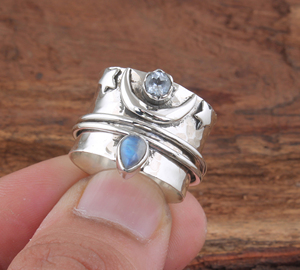 Anillo de banda de plata de ley 925 con piedra lunar arcoíris natural de pera, joyería multienhufe de piedras, venta al por mayor, banda apilable con gema en forma de lágrima - Product Image 4