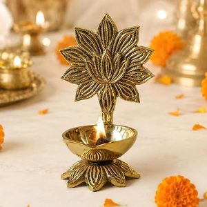 Lámpara Diya de latón dorado con diseño de flor para decoración del hogar - Product Image 4