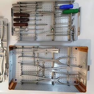 Caja de Esterilización Quirúrgica Ortopédica para Placas Óseas de Reconstrucción Pélvica, 33 Piezas - Product Image 1