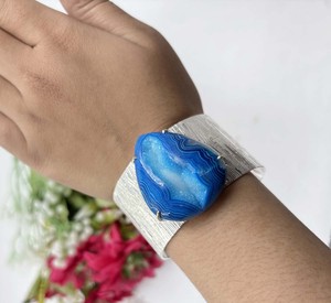 Bracelet manchette large ajustable fait main en argent plaqué avec pierre triangulaire en sucre druzy bleu ciel naturel sertie à griffes - Product Image 4