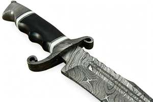 Cuchillo Utilitario de Acero de Damasco Forjado a Mano Personalizado con Guardacuchillo en Espiral y Mango de Cuerno, Grado DIY, OEM Disponible - Product Image 3