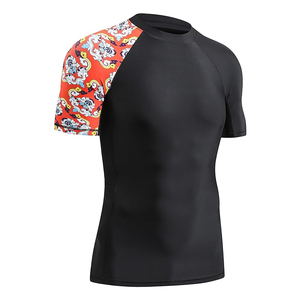 เสื้อแรชการ์ดแขนสั้นสีดำสำหรับผู้ชาย พร้อมลายสีแดงที่แขน เสื้อว่ายน้ำโพลีเอสเตอร์แห้งเร็ว - Product Image 5