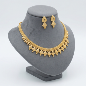 DIVYORO Juego de collar corto y pendientes de aleación de cobre chapado en oro de longitud ajustable para mujer, joyería de boda de estilo clásico - Product Image 1