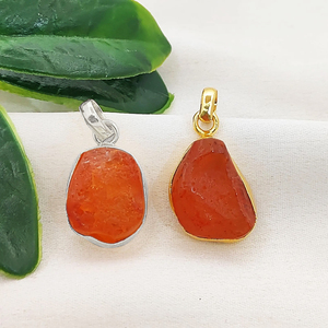 Colgante de Cornalina en Bruto con Engaste Tipo Collet, Hecho a Mano, Piedra de Nacimiento, Chapado en Oro, Amuleto de Cristal Curativo, Joyería de Cristal en Bruto, Colgante de 10-12mm - Product Image 1