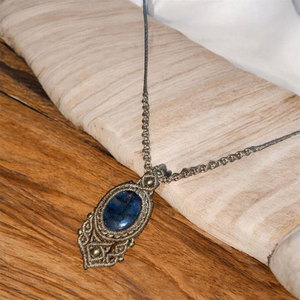 Collier pendentif en macramé beige fait main en labradorite, ovale, avec éclat bleu, style bohème, bijoux en cristal réglables pour femme, cadeau - Product Image 2