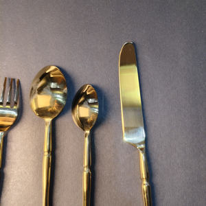 Ensemble de couverts en acier inoxydable minimaliste et élégant, finition or PVD, 4 pièces, couteau, fourchette et cuillère, vaisselle de luxe pour les dîners raffinés - Product Image 5