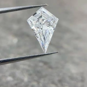 Diamant de laboratoire cultivé en forme de cerf-volant de 1 carat, calibré, forme personnalisée, pureté VVS, couleur DEF, pour la fabrication de bijoux, prix de gros - Product Image 1