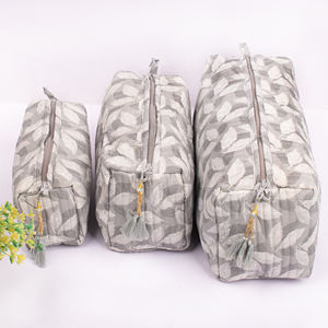 Sac de voyage cosmétique en coton matelassé, écologique, de luxe, imprimé floral, unisexe, réutilisable, multifonctionnel, durable et tendance - Product Image 1