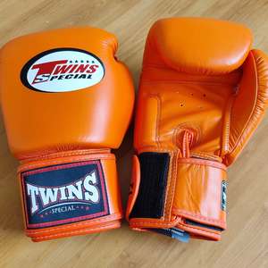 Martial Arts Training Heavy Bag Gloves Professional Kickboxing Sparring Leather Adjustable Wrist <b>Strap</b> Hook Loop Boxing Gloves - Product Image 6