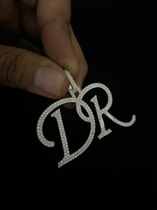 จี้เพชรโมอิสซาไนต์รูปตัวอักษร DR แบบกำหนดเอง ชุบโรเดียม เงิน ดีไซน์ฮิปฮอป ประดับเพชร สร้อยคอแฟชั่นสำหรับทุกเพศ เหมาะสำหรับงานปาร์ตี้ - Product Image 4
