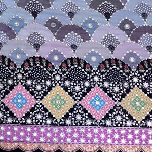 ผ้าไหมเครปธรรมชาติ AMBICA PRINT สีดำชาร์โคลพาสเทลลายสแกลลอป แบนดานี น้ำหนักปานกลาง ทอประดับเลื่อมและกระจก - Product Image 6