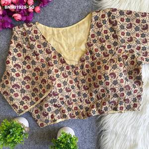 Blusa de Algodón Ajrakh de Buena Calidad con Estampado de Flores Pequeñas, Manga hasta el Codo, Cuello en V, Acolchada y con Cierre Frontal, Venta al Por Mayor - Product Image 1