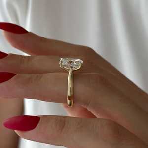 Bague de fiançailles en or jaune 14 carats avec diamant de laboratoire en forme de coussin allongé de 4 carats, sertie de tulipes, certifiée IGI - Product Image 6