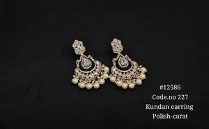 Boucles d'oreilles ethniques Kundan pendantes, plaquées Mehandi, avec perles, style chandelier, en laiton, pour mariage, fête ou cadeau. - Product Image 6