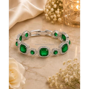 Bracelet vert d'inspiration luxueuse avec pierre centrale en forme de coussin et accents latéraux ronds équilibrés pour la collection de bijoux mondiale - Product Image 1