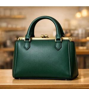 Cet article est un sac demi-lune beige Lancaster, également connu sous le nom de modèle Suave Ace. - Product Image 2