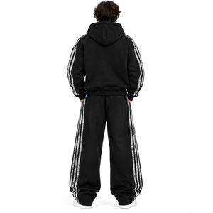 Ensemble streetwear pour homme avec sweat à capuche oversize noir à imprimé graphique et pantalon large à rayures latérales - Product Image 3