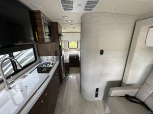 รถบ้าน Winnebago View 24V คุณภาพสูง รุ่นใหม่ล่าสุด สภาพสะอาด พร้อมขาย - Product Image 4
