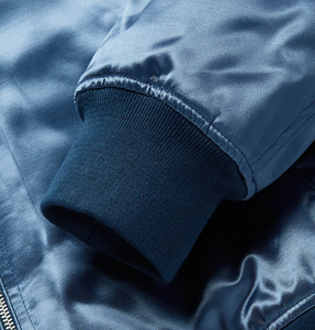 Chaqueta Satinada Premium para Hombre, con Acabado Brillante y Suave al Tacto, con Logotipo Frontal, para Moda Urbana de Lujo, Altos Estándares de Calidad - Product Image 4