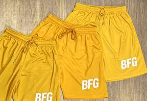 Shorts décontractés pour hommes en polyester satiné, couleur unie, tricotés, écologiques, séchage rapide, taille mi-haute, avec cordon de serrage, pour le sport, rouge et noir - Product Image 2