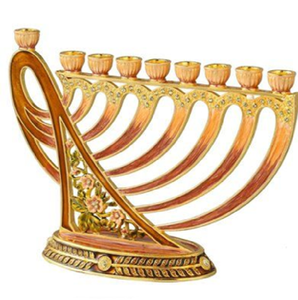 Elegante menorá de Hanukkah de 9 ramas, chapada en oro, con adornos ornamentados y una base robusta. Disponible a precios de mayorista. - Product Image 3