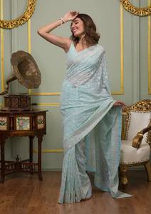 Sari en georgette blanc de créateur avec broderie de fils et de sequins et broderie Gota Patti sur la bordure, accompagné d'un chemisier en soie assorti. - Product Image 2