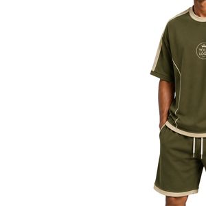 Ensemble T-shirt et short surdimensionné vert olive pour homme avec empiècements contrastants beiges, logo personnalisé, col rond, style streetwear décontracté, vente en gros - Product Image 3