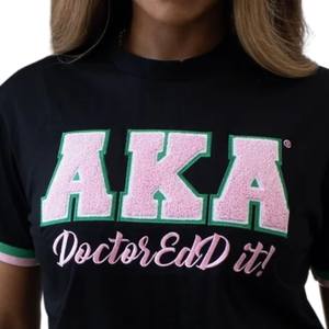เสื้อยืดผู้หญิงสีดำแบบกำหนดเอง พร้อมลายปัก AKA DoctorEd It ดีไซน์แขนสั้น คอกลม สไตล์ลำลอง แต่งขอบสีชมพูและสีเขียว แฟชั่น - Product Image 2