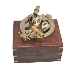 Réplique de sextant nautique vintage en laiton pour la décoration maritime, les amateurs de navires, les collectionneurs, l'affichage au bureau et la collection de cadeaux uniques - Product Image 1