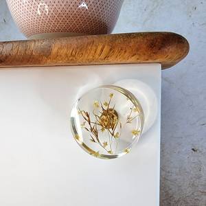 Bouton de tiroir en résine florale écologique avec herbe séchée et poignée de meuble en laiton faite à la main, style européen moderne et épuré - Product Image 4