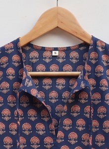 เสื้อกล้ามผ้าฝ้ายผู้หญิงลายดอกไม้บาติกวาดมือ แต่งโบว์ลูกไม้ ระบายอากาศได้ดี เป็นมิตรกับสิ่งแวดล้อม สวมใส่สบาย เหมาะสำหรับเป็นของขวัญ ขายส่ง - Product Image 6