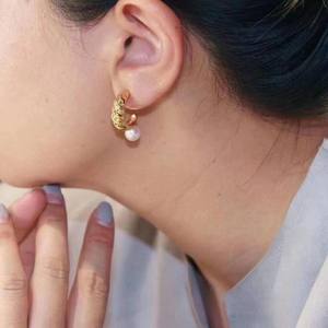 Pendientes Colgantes de Perlas Akoya Naturales de Agua Dulce de 8 mm con Forma de Media Luna Retro, Joyería de Nicho - Product Image 4