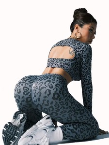 Conjunto de yoga de 2 piezas para mujer con estampado de leopardo: top corto de manga larga con espalda recortada y leggings de cintura alta con efecto fruncido para gimnasio - Product Image 6