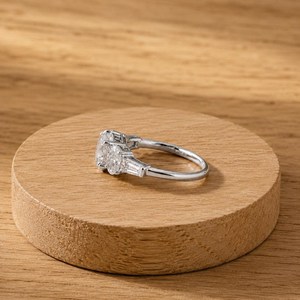 Bague en or massif 10K 14K 18K avec diamant de laboratoire taille ovale couleur DEF clarté VVS et pierres latérales, alliance en platine pour anniversaire et mariage - Product Image 4