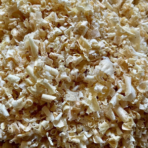 Aglomerado de virutas de madera a granel - Acolchado superior para establos de caballos y gallineros, 12% de humedad, 12-24 meses de vida útil, marca KIM MINH - Product Image 1