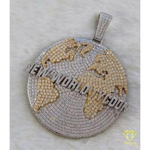 Collier pendentif globe de créateur avec sertissage de diamants de laboratoire entièrement incrustés et finition argentée - Product Image 2